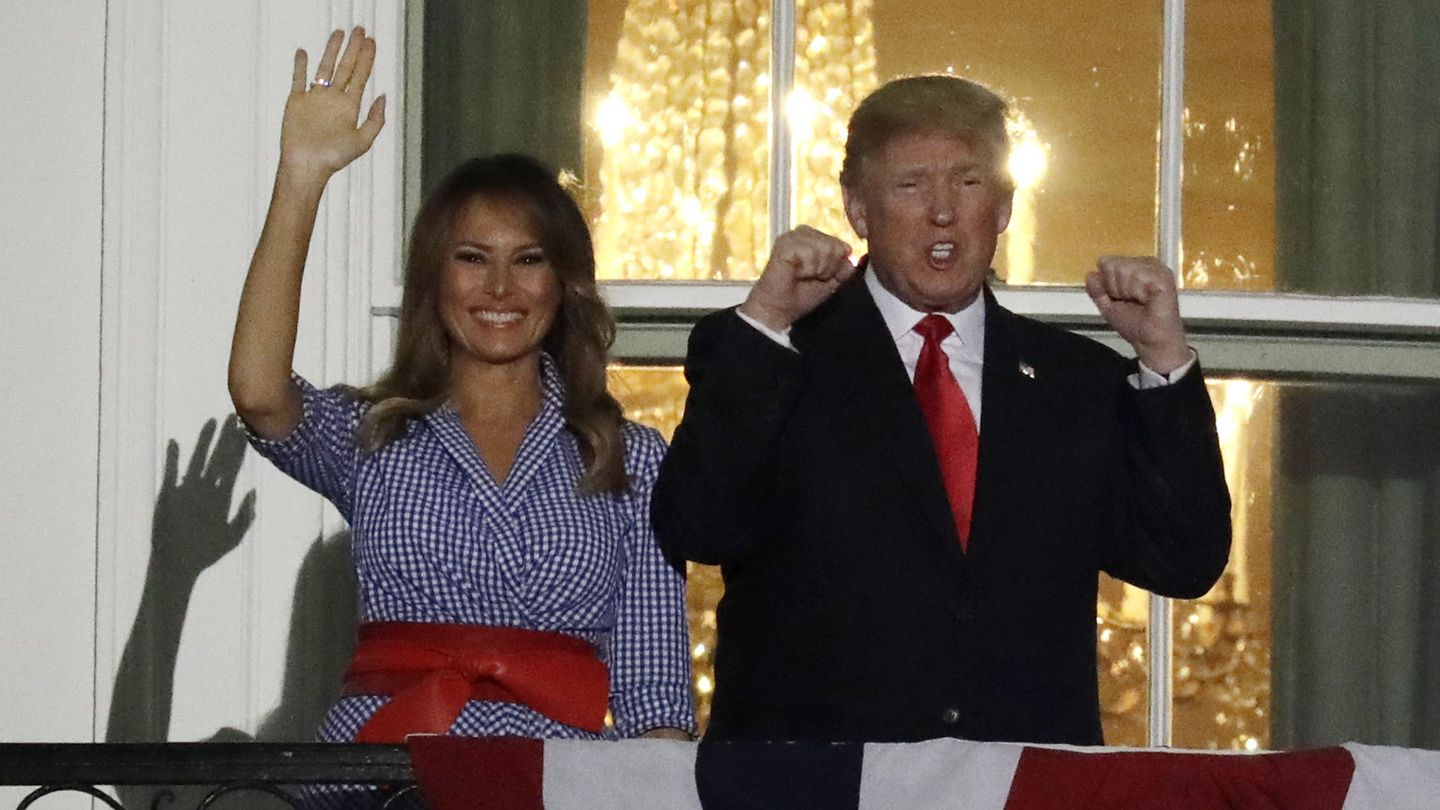 La pareja presidencial desde el balcón de la Casa Blanca. (EFE)