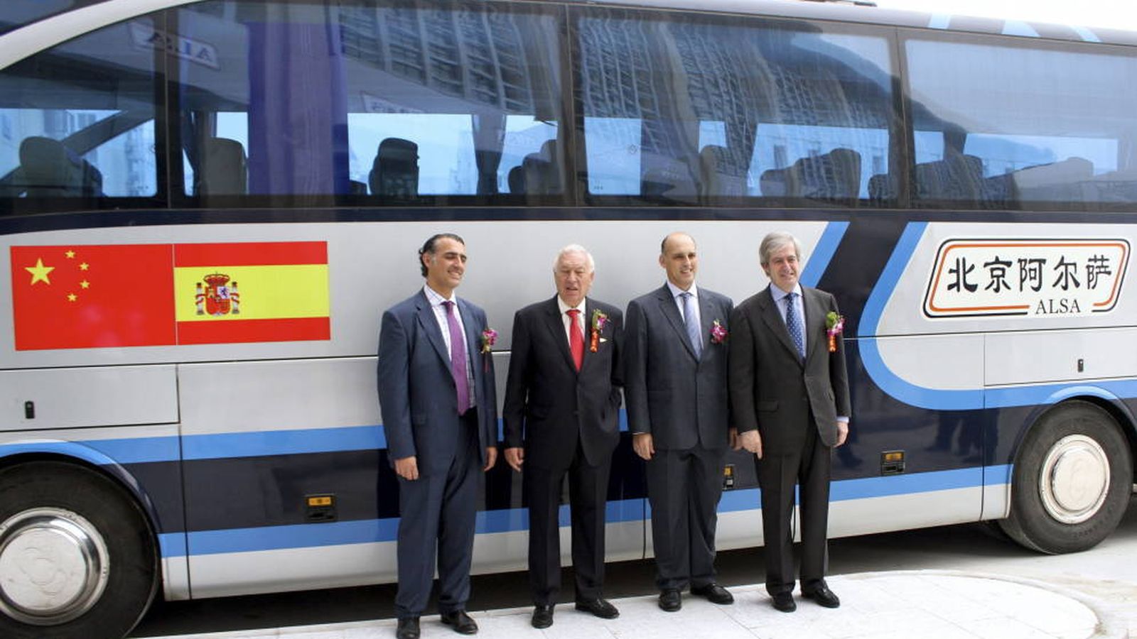 Foto: Foto de archivo de Andrés Cosmen, presidente de Alsa en China (2d), junto al ministro de Exteriores, José Manuel García-Margallo, durante la inauguración de un intercambiador del grupo español en Tiajnin (EFE)