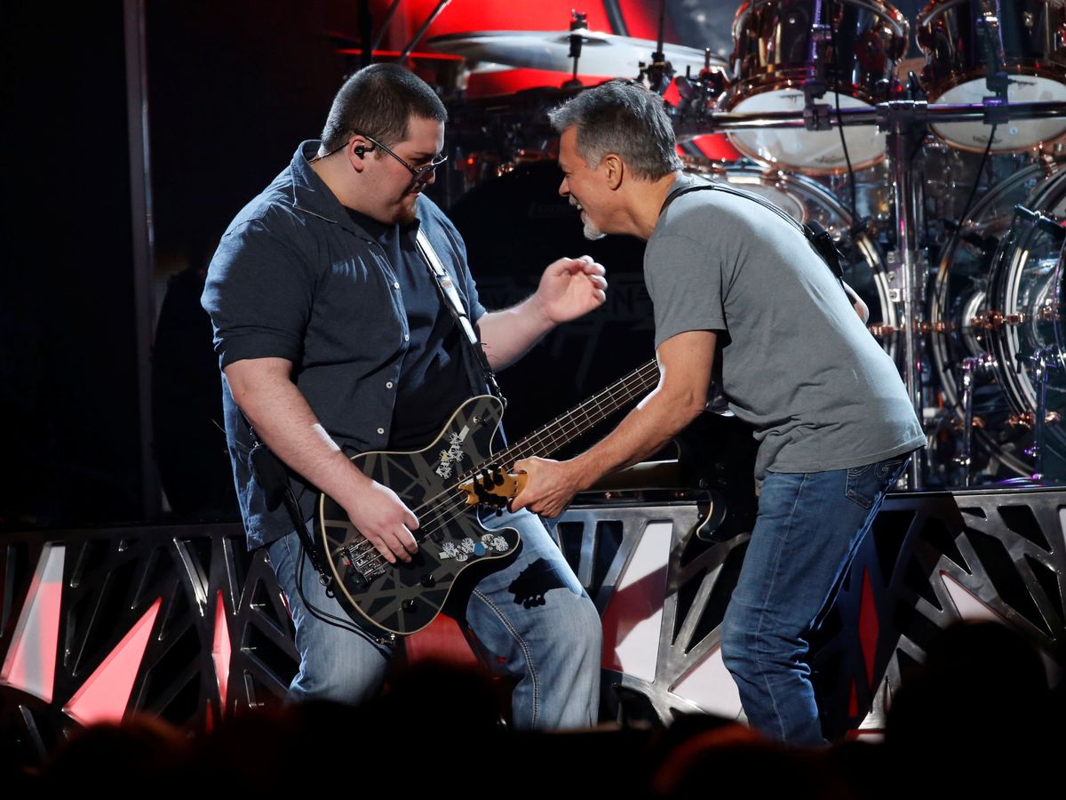 Foto: Wolfgang Van Halen interpreta 'Panama' con su padre Eddie Van Halen en los Premios Billboard de Música 2015 en Las Vegas. (Reuters) 