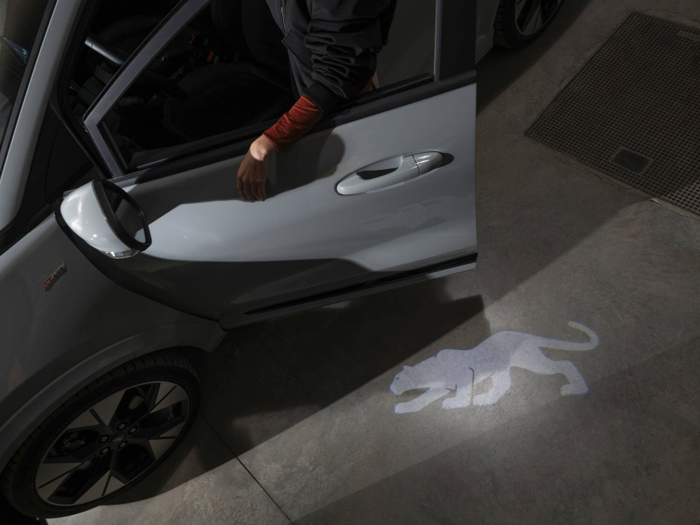 El SUV puede proyectar el logotipo de Puma en el suelo al entrar o salir del vehículo.