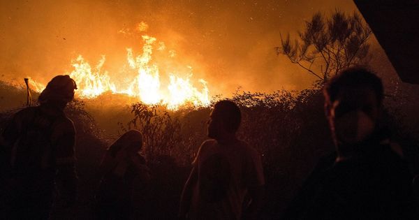 Foto: Tremenda imagen de uno de los incendios que han asolado Galicia. (EFE)