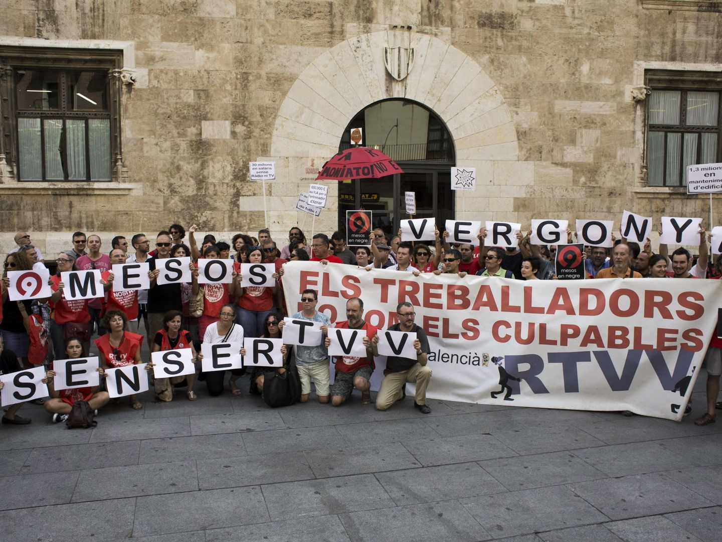 Una de las protestas semanales de los extrabajadores de RTVV a las puertas del Palau de la Generalitat. (Efe)