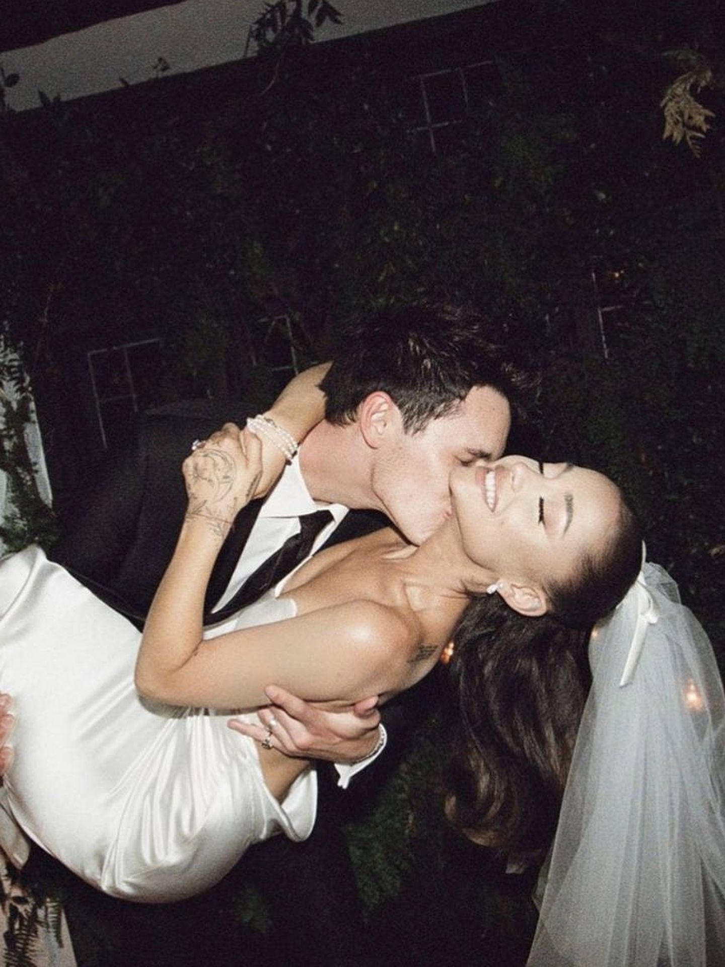 Dalton Gomez y Ariana Grande, el día de su boda. (Instagram @arianagrande)