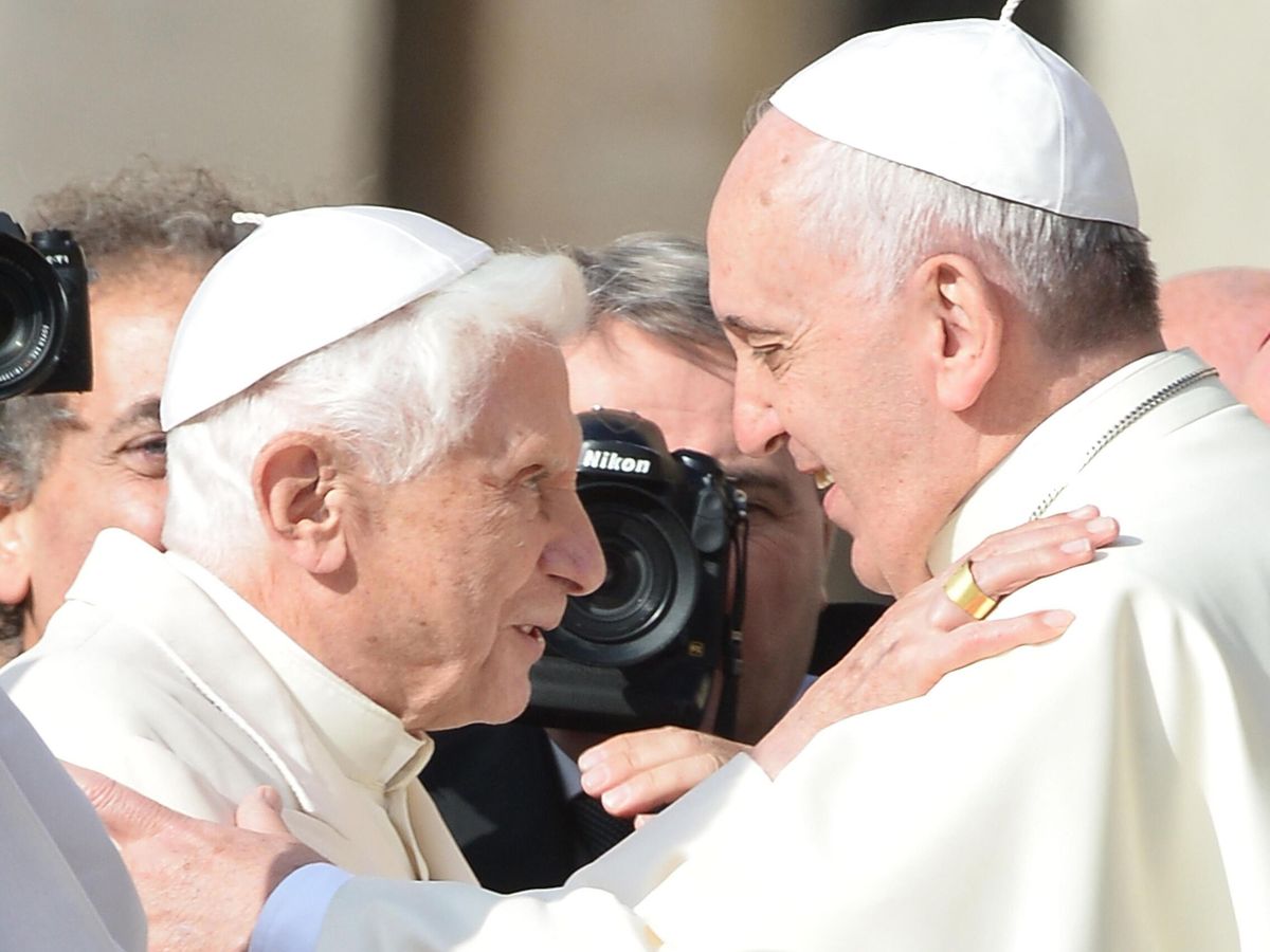 Foto: El Papa emérito Benedicto XVI y el actual Papa, Francisco I. (EFE/Maurizio Brambatti))