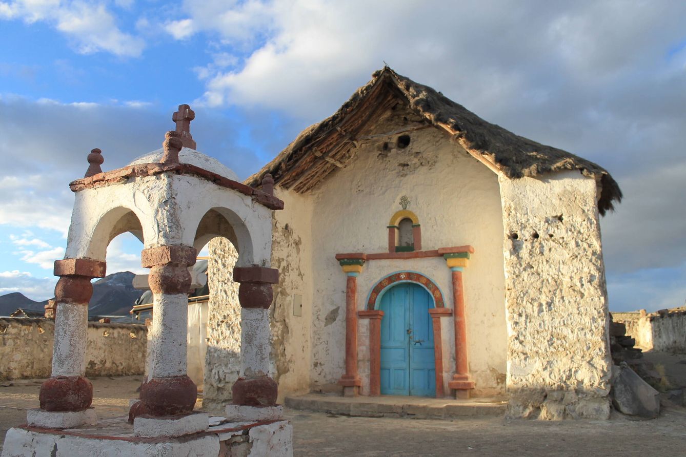 Fachada de la iglesia de Parinacota. (Wikimedia Commons)