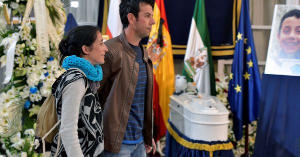 Foto: Ángel Cruz y Patricia Ramírez, los padres de Gabriel Cruz, en la capilla ardiente instalada en la Diputación de Almería este lunes. (EFE)