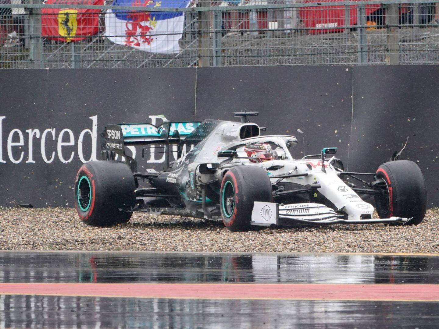 Hamilton durante su salida de pista donde destrozó el alerón delantero. (EFE)