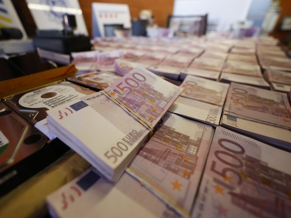 Foto: Desmantelan el laboratorio de billetes falsos de 500 euros más importante de Europa. (EFE/Javier Lizon)