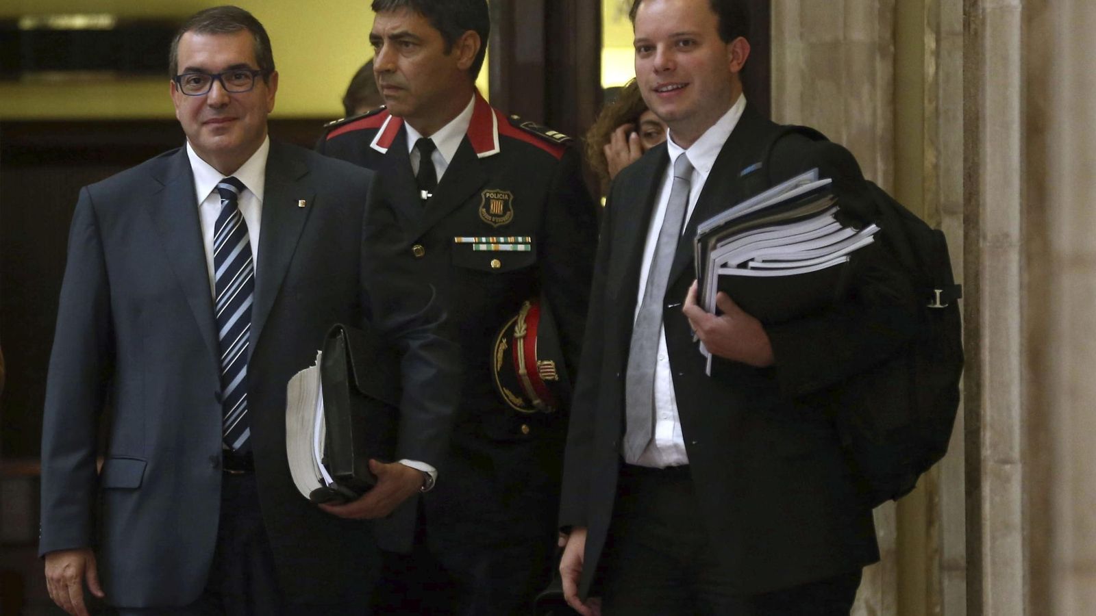 Foto: El 'conseller' de Interior, Jordi Jané (a la izquierda), acompañado de Josep Lluís Trapero (en el centro), en agosto de 2015. (EFE)
