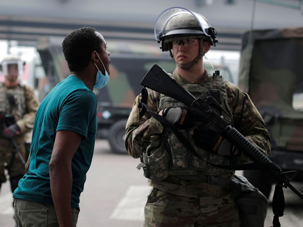 Foto: Un hombre confronta a un efectivo de la Guardia Nacional en Mineápolis. (Reuters)