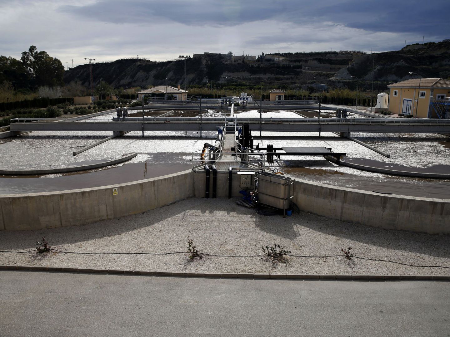 Vista de la estación depuradora de aguas residuales de Archena, en Murcia (JJ Guillén / EFE)