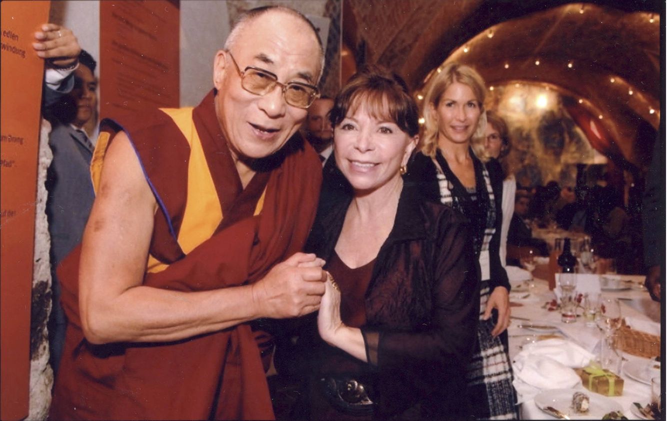 Isabel Allende siempre ha mantenido una cercana relación con el Dalai Lama.