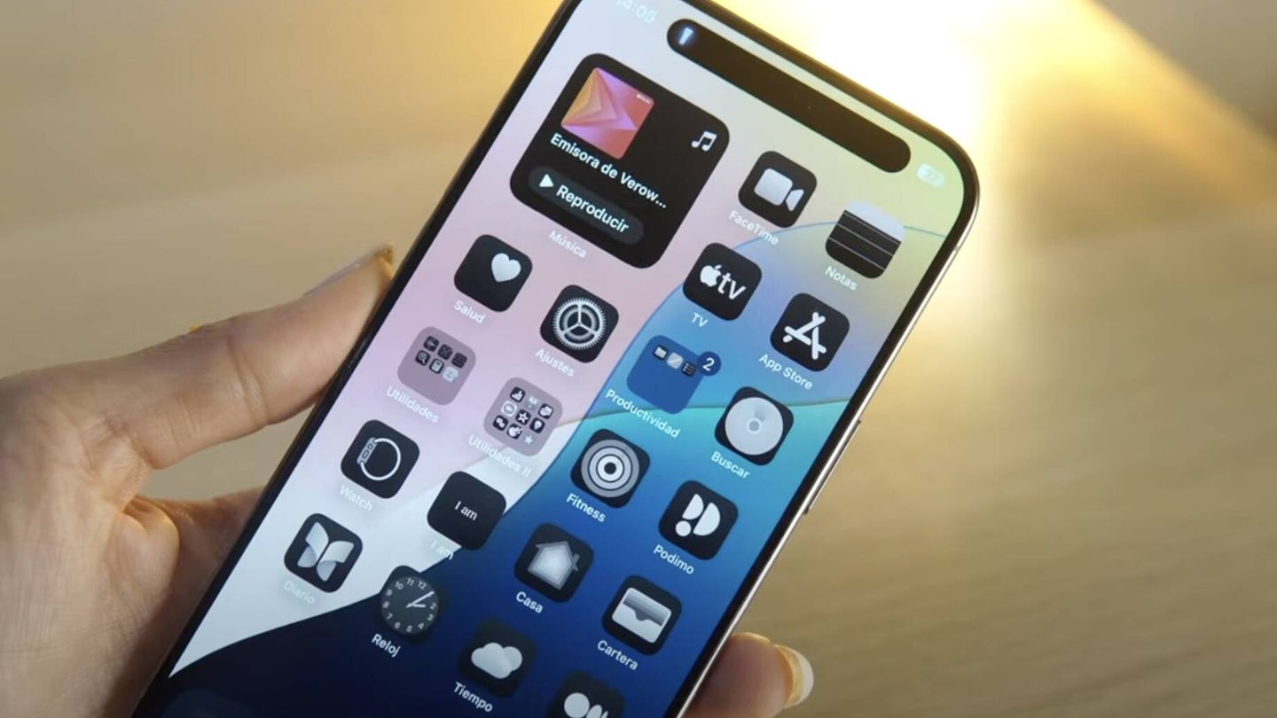 La 'Linterna' del iPhone mejorará considerablemente con iOS 18 (YouTube/@Verownika)