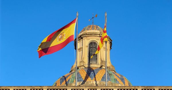 Foto: La señera y la bandera de España ondean en el Palau de la Generalitat, en octubre de 2017. (EFE)