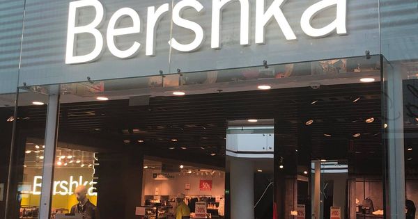 Foto: Una tienda de Bershka con promociones actuales de hasta un 50%