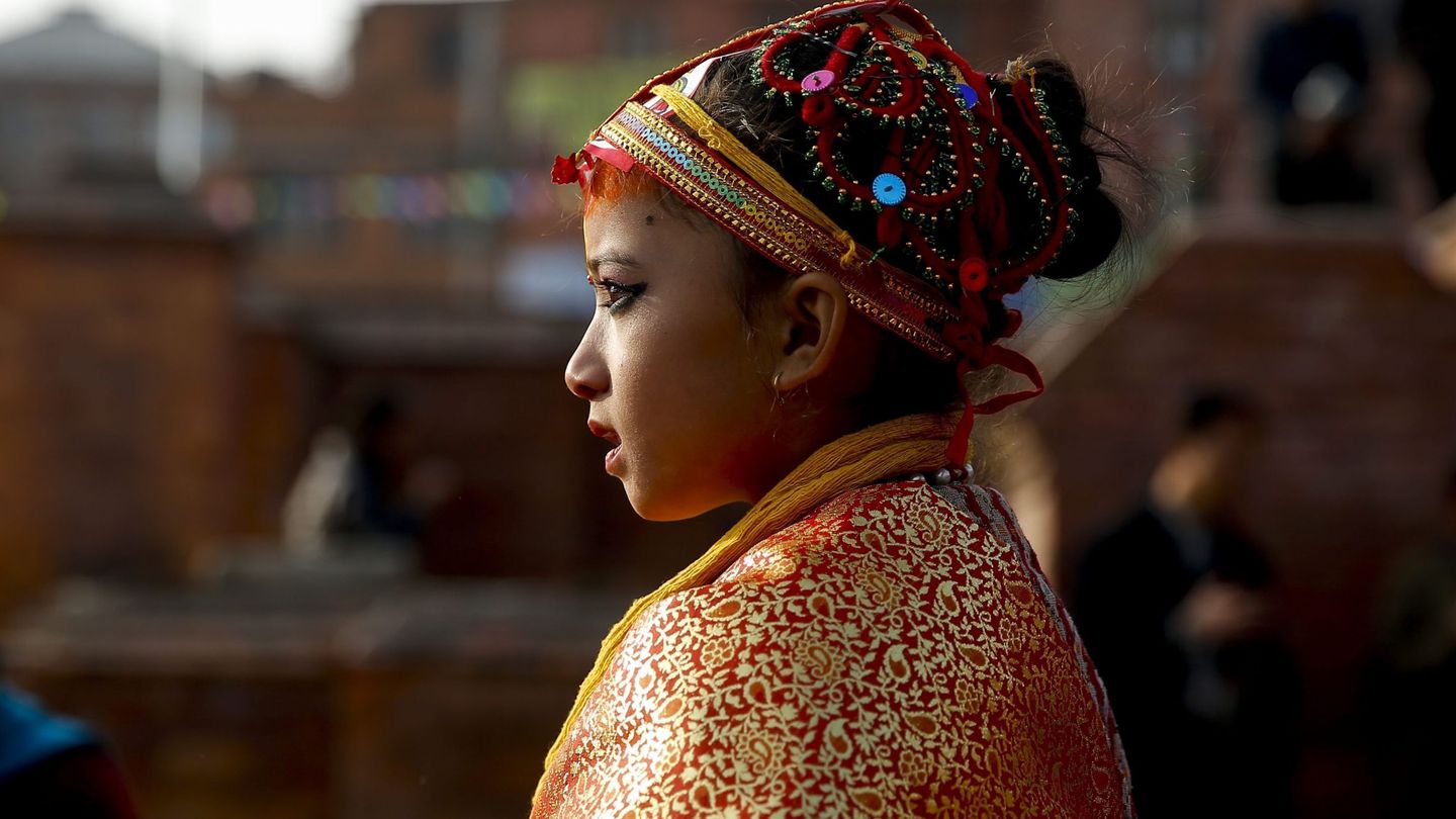 Las niñas que se casan tan jóvenes pierden muchos derechos en todas las facetas de su vida (EFE/Narendra Shrestha)