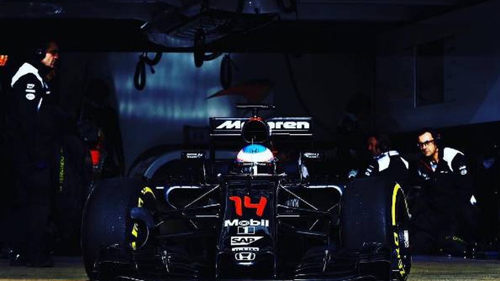 Foto: Fernando Alonso abandonando el box esta temporada (Instagram: FernandoAlo_oficial).