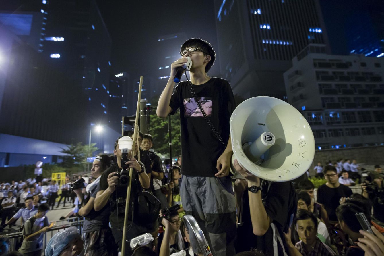 Foto: Joshua Wong, líder del movimiento estudiantil, durante un discurso ante las oficinas del gobernador de Hong Kong, el 3 de octubre de 2014 (Reuters). 