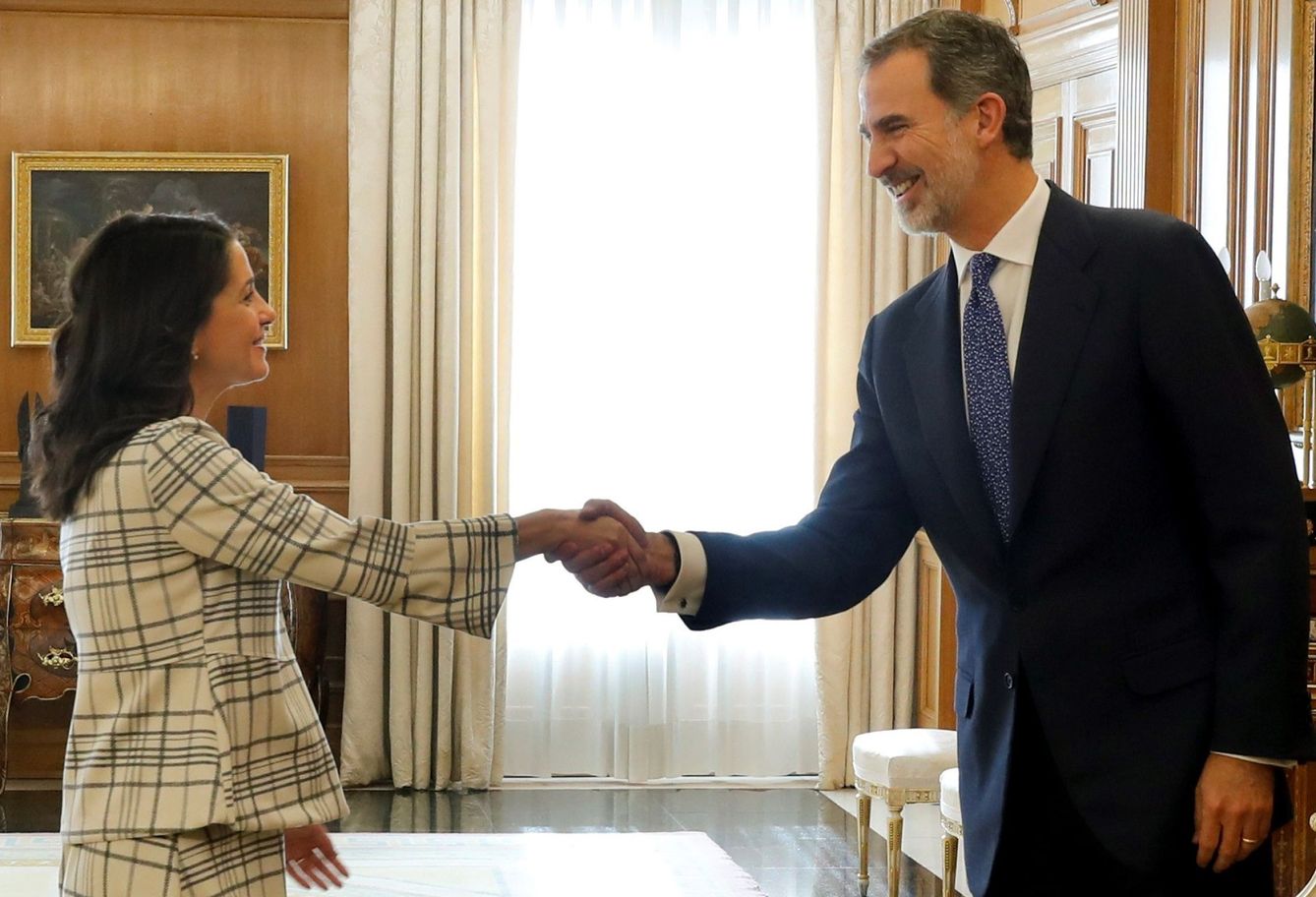 El rey Felipe VI (d) saluda a la portavoz de Ciudadanos, Inés Arrimadas. (EFE)