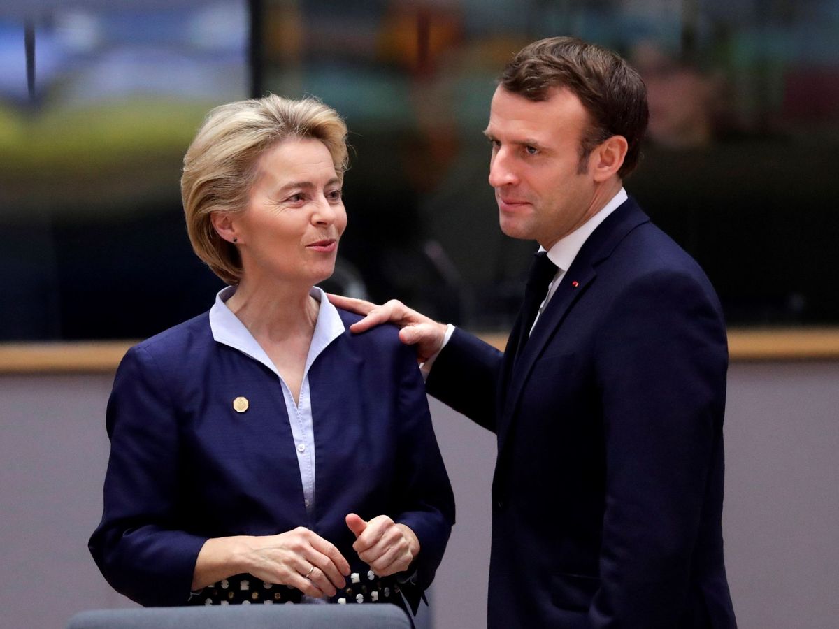 Foto: La presidenta de la Comisión Europea, Ursula Von der Leyen (i), conversa con el presidente francés, Emmanuel Macron. (EFE)