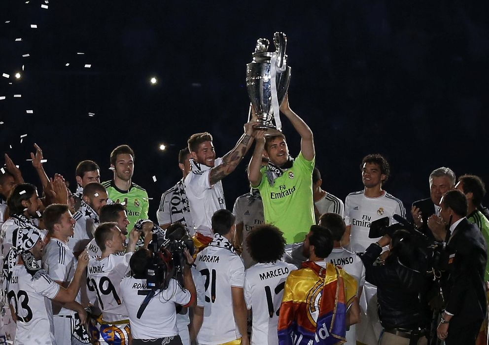 Foto: Ramos y Casillas ofrecen la Décima al Bernabéu (Reuters). 