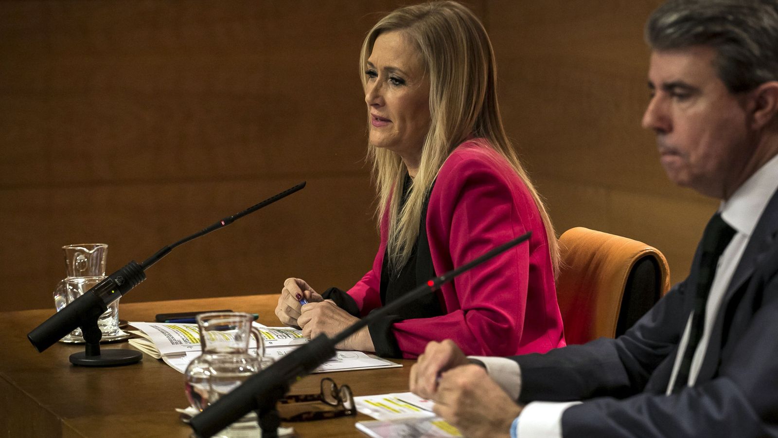 Foto: La presidenta de la Comunidad de Madrid, Cristina Cifuentes (i), y el consejero de Presidencia, Justicia y Portavoz del Gobierno de la Comunidad, Ángel Garrido. (EFE)