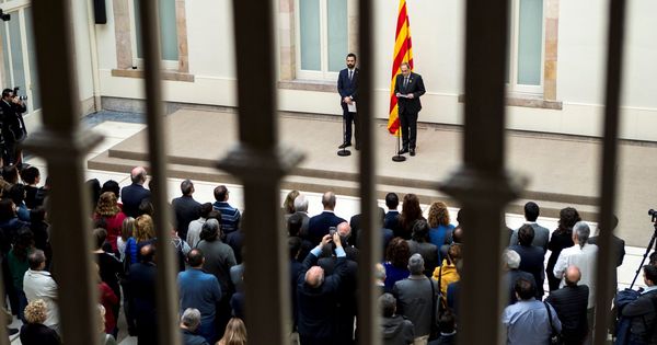 Foto: El presidente de la Generalitat de Cataluña, Quim Torra (d), y el del Parlament, Roger Torrent (i), durante la declaración institucional realizada el viernes. (EFE)