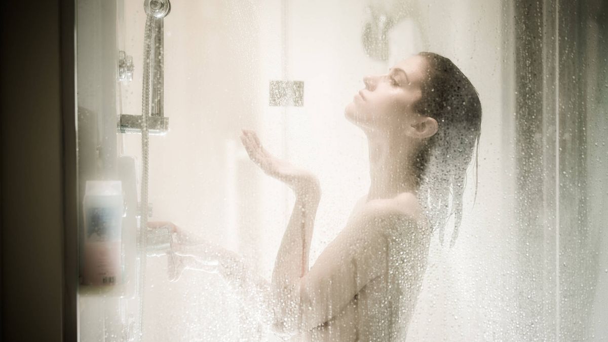 ¿Te debes duchar por la mañana o por la noche? La duda, por fin resuelta