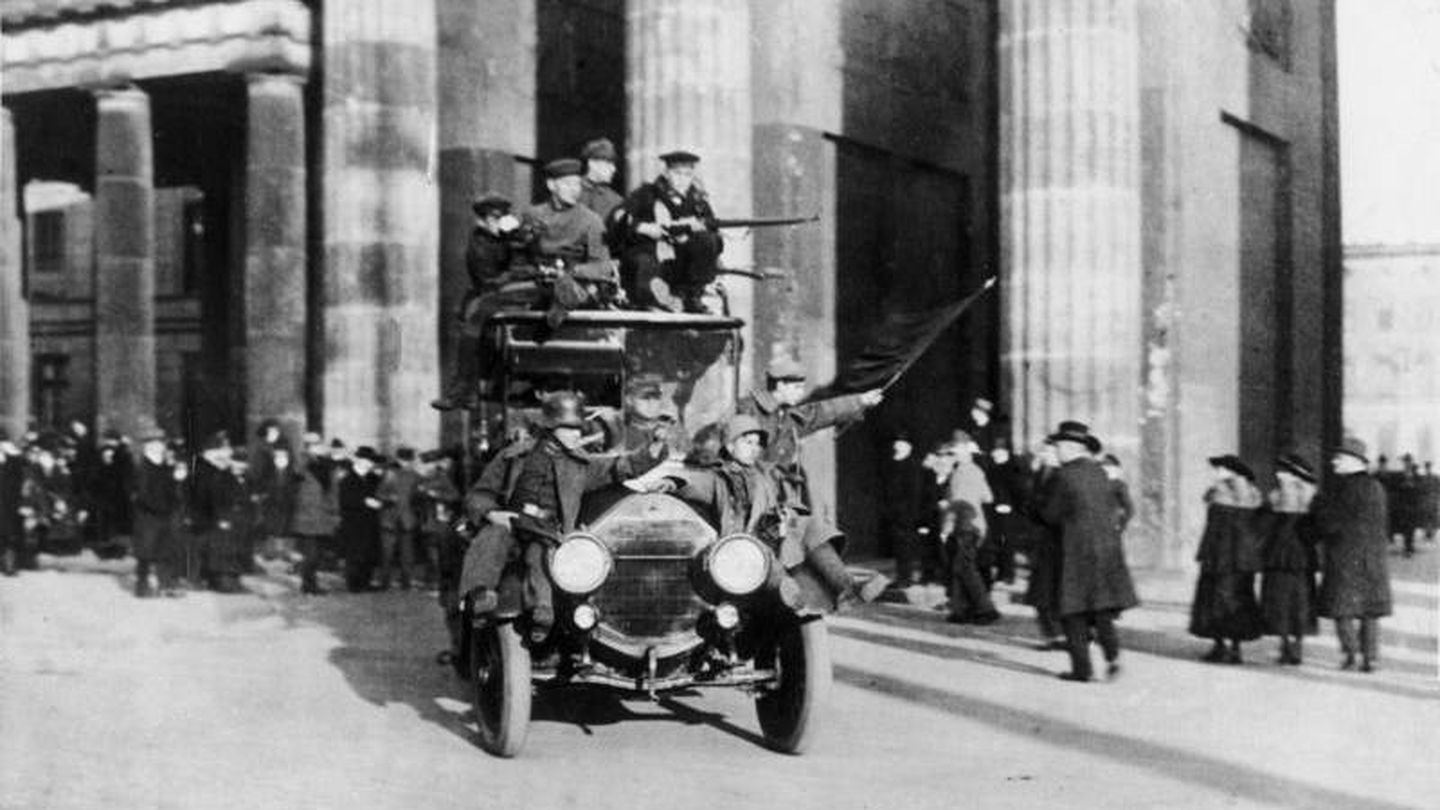 Soldados revolucionarios ondeando la bandera roja frente a la Puerta de Brandeburgo en Berlín, el 9 de noviembre de 1918