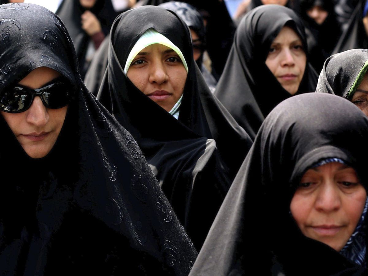 Foto: Mujeres tapadas con el velo en Irán. (EFE/Abedin Taherkenareh)