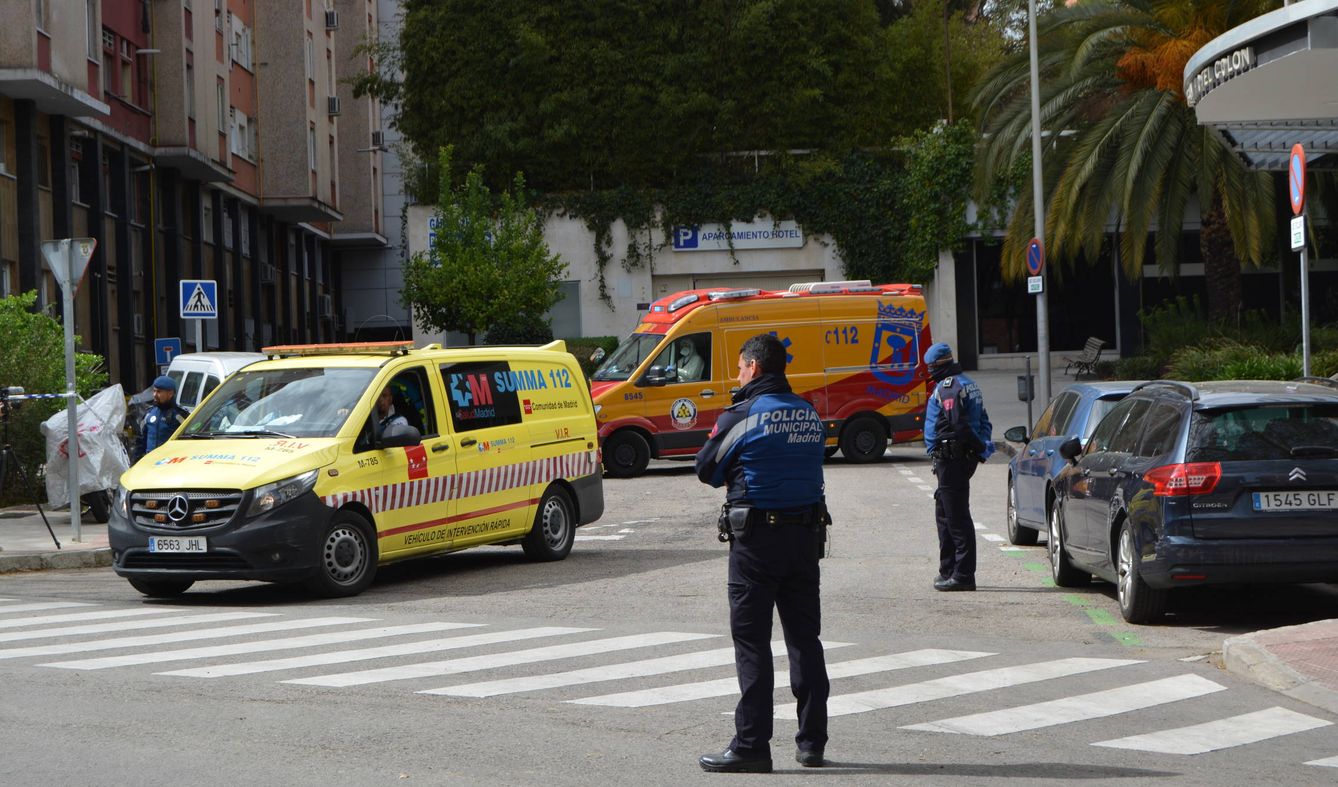 Dos ambulancias abandonan el Ayre GH Colón tras el traslado de pacientes con coronavirus. (M. García)