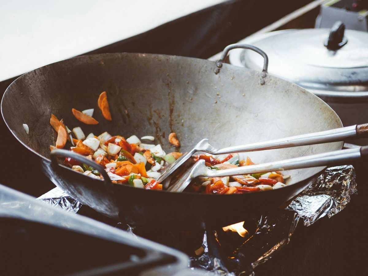 Foto: Las sartenes para wok que necesitas en tu hogar (Clem Onojeghuo para Unsplash)