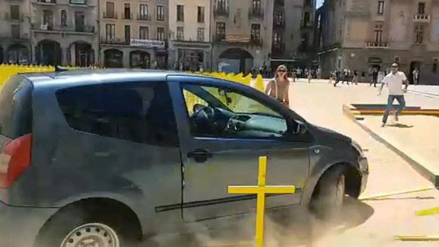 Fotografía del coche que arrolló varias hileras de cruces amarillas. (EFE)