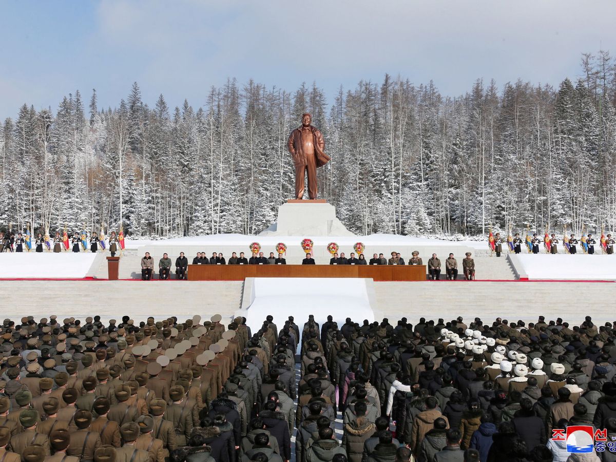 Foto:  80º aniversario del fallecido líder Kim Jong-il frente a su estatua en Samjiyon. (KCNA)