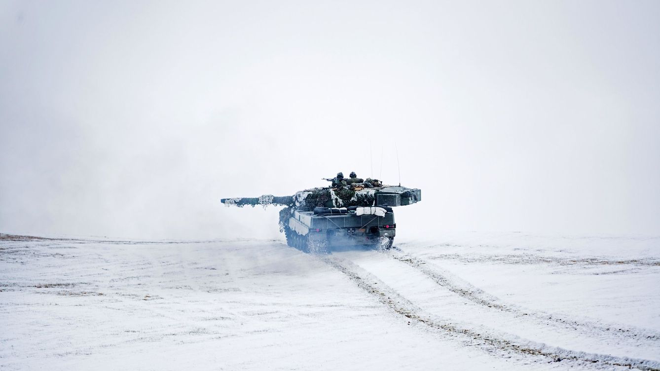 Foto: Un tanque Leopard toma posiciones durante las maniobras Trident Juncture 2018. (EFE/Frederik Ringnes Forsvaret)