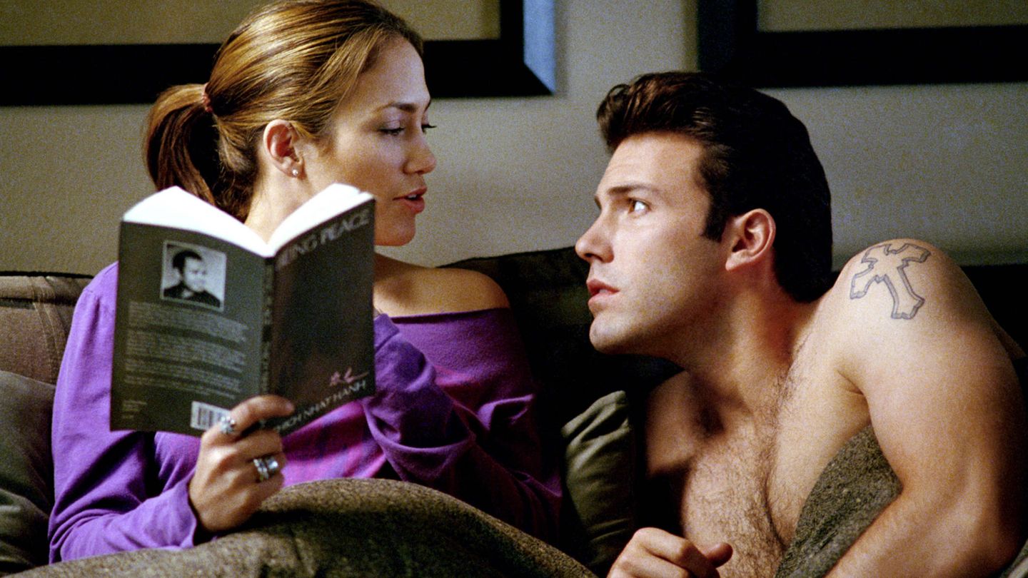 Jennifer Lopez y Ben Affleck, en una imagen de su película 'Gigli', donde comenzó su relación.(Cordon Press)