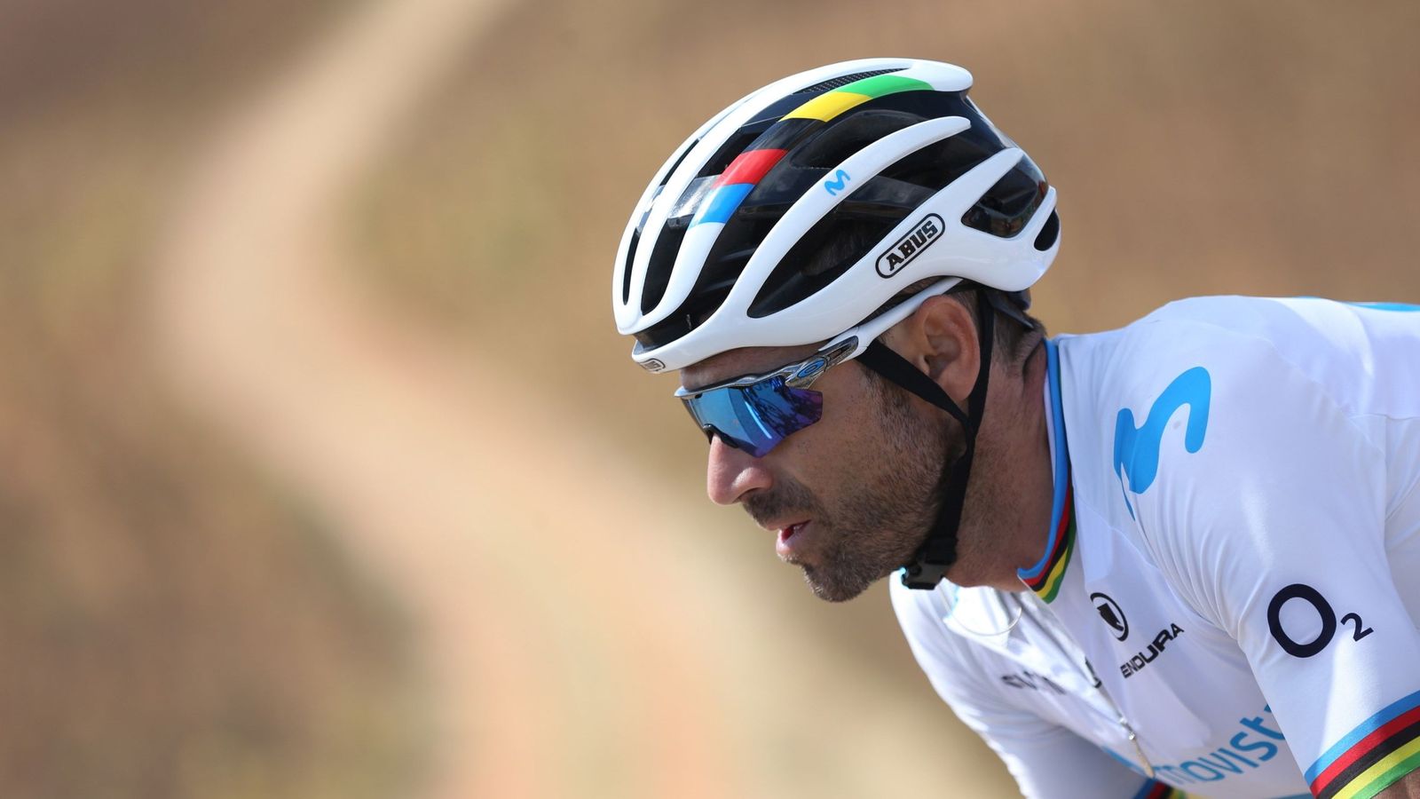 Foto: Alejandro Valverde, con el arcoíris en la pasada edición de la Vuelta a España. (EFE)