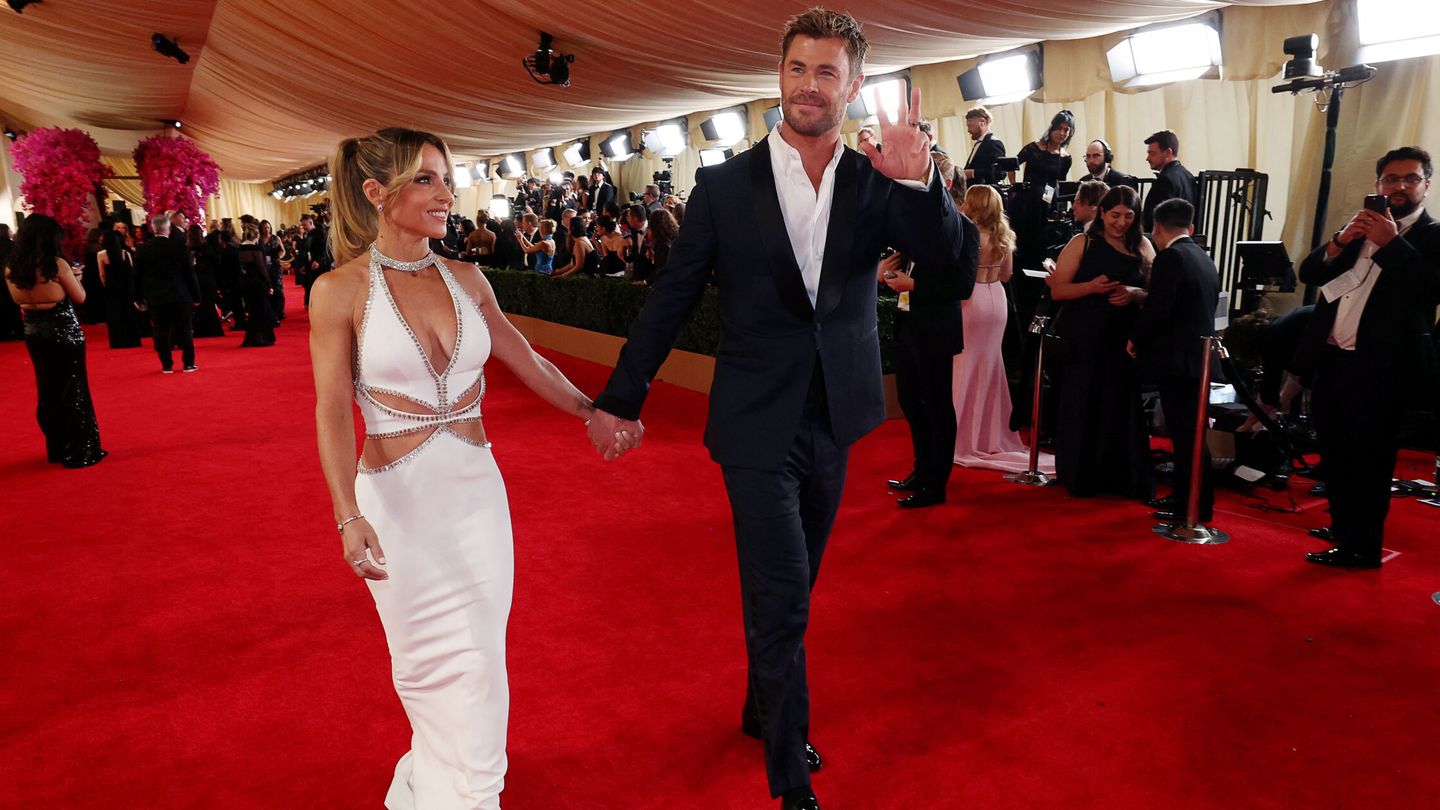 Chris Hemsworth y Elsa Pataky, en los Premios Oscar 2024. (Reuters)