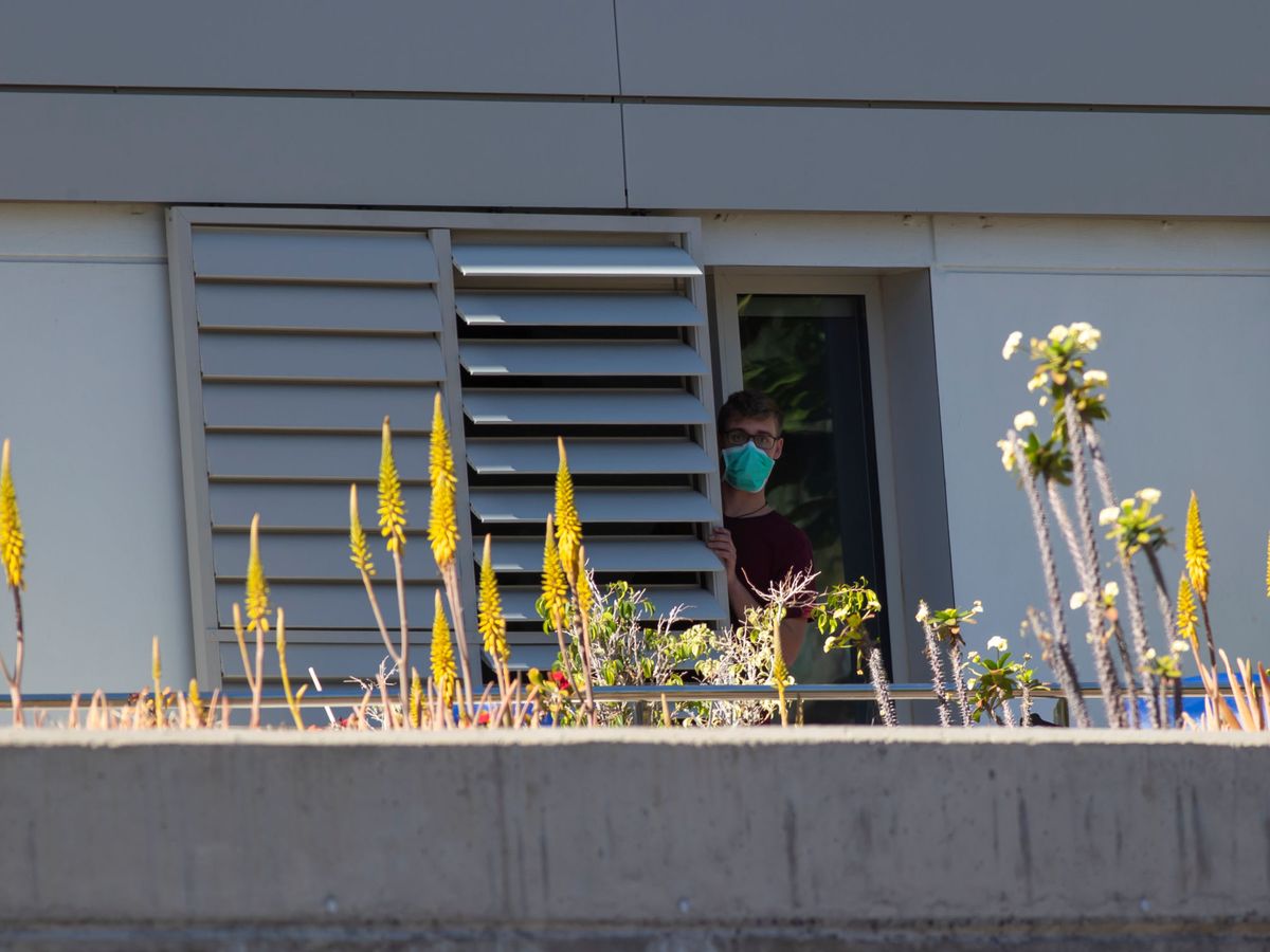Foto: Un hombe en cuarentena en el hospital de La Gomera. (Reuters)