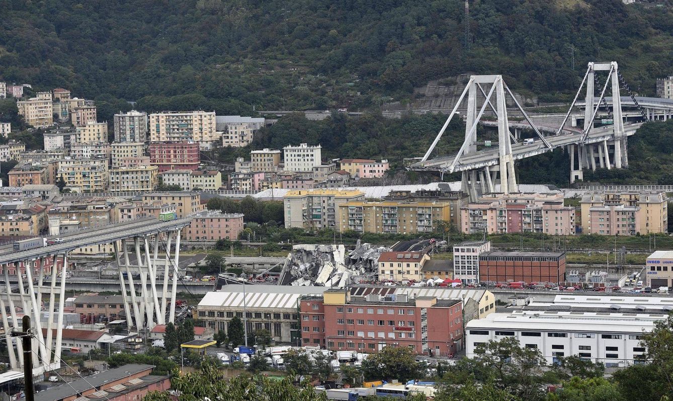 Foto:  Vista general tras el derrumbe de un viaducto en Génova (Italia). (EFE)