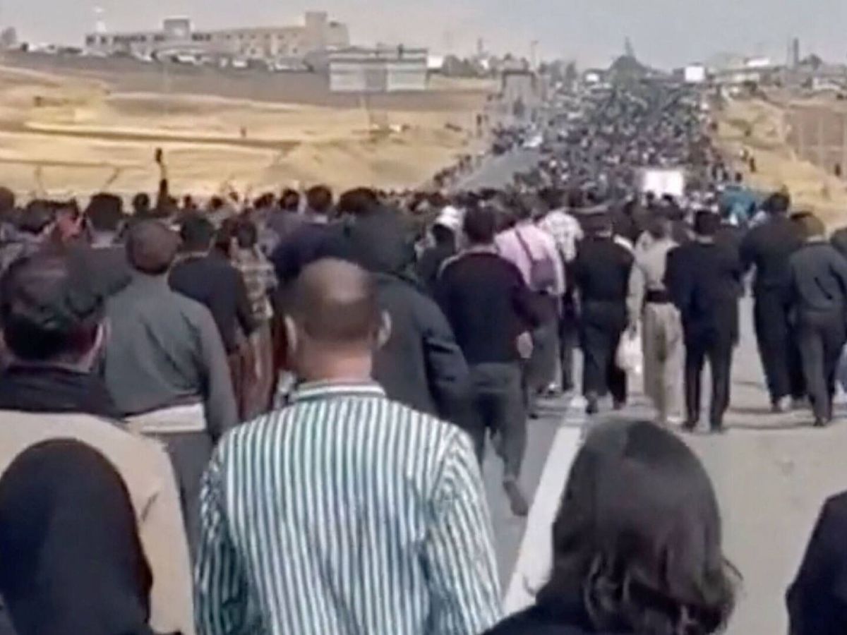 Foto:  Miles de personas marchan hacia el cementerio en el que está enterrada Mahsa Amini. (Reuters/Cedida)