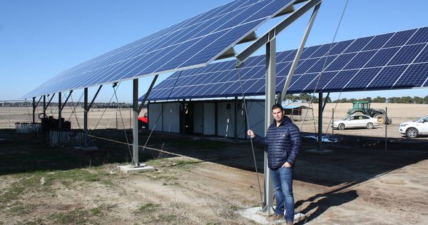 Foto: Borja, un agricultor de Valladolid, ante su instalación fotovoltaica. (R. M.)