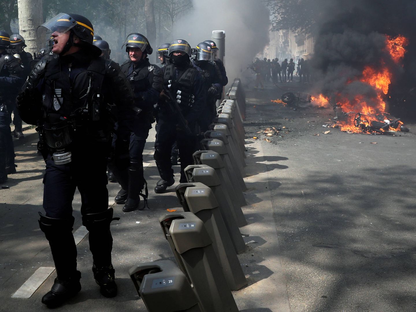 Antidisturbios durante la última jornada de protestas de los chalecos amarillos, en París. (Reuters)
