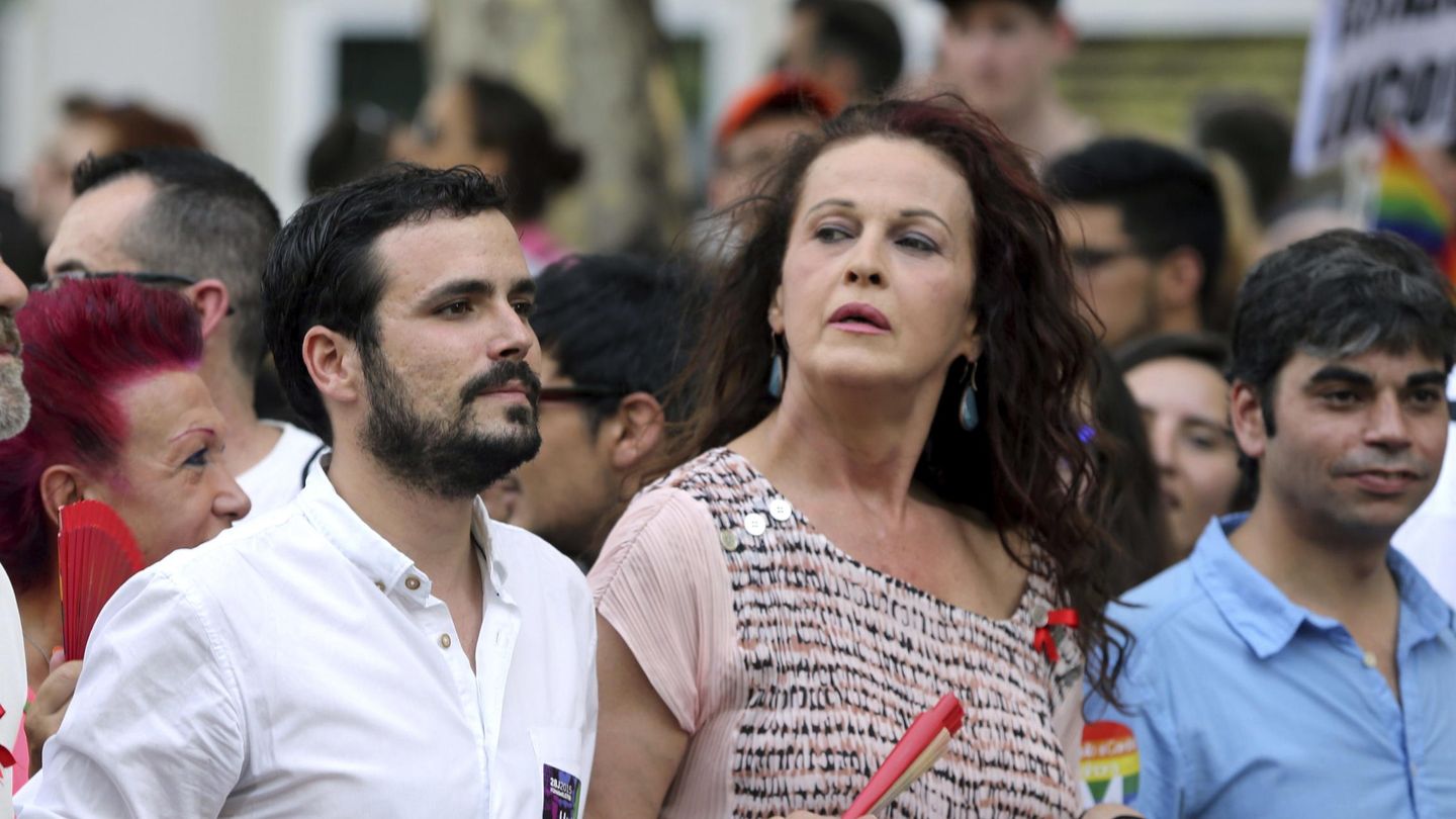 Carla Antonelli y Alberto Garzón, en la manifestación del Día del Orgullo de Madrid en 2015. (EFE/Moya)