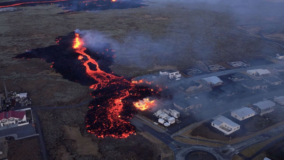 Remite el flujo de lava tras alcanzar ciudad islandesa de Grindavík: "La fisura sur se ha detenido"