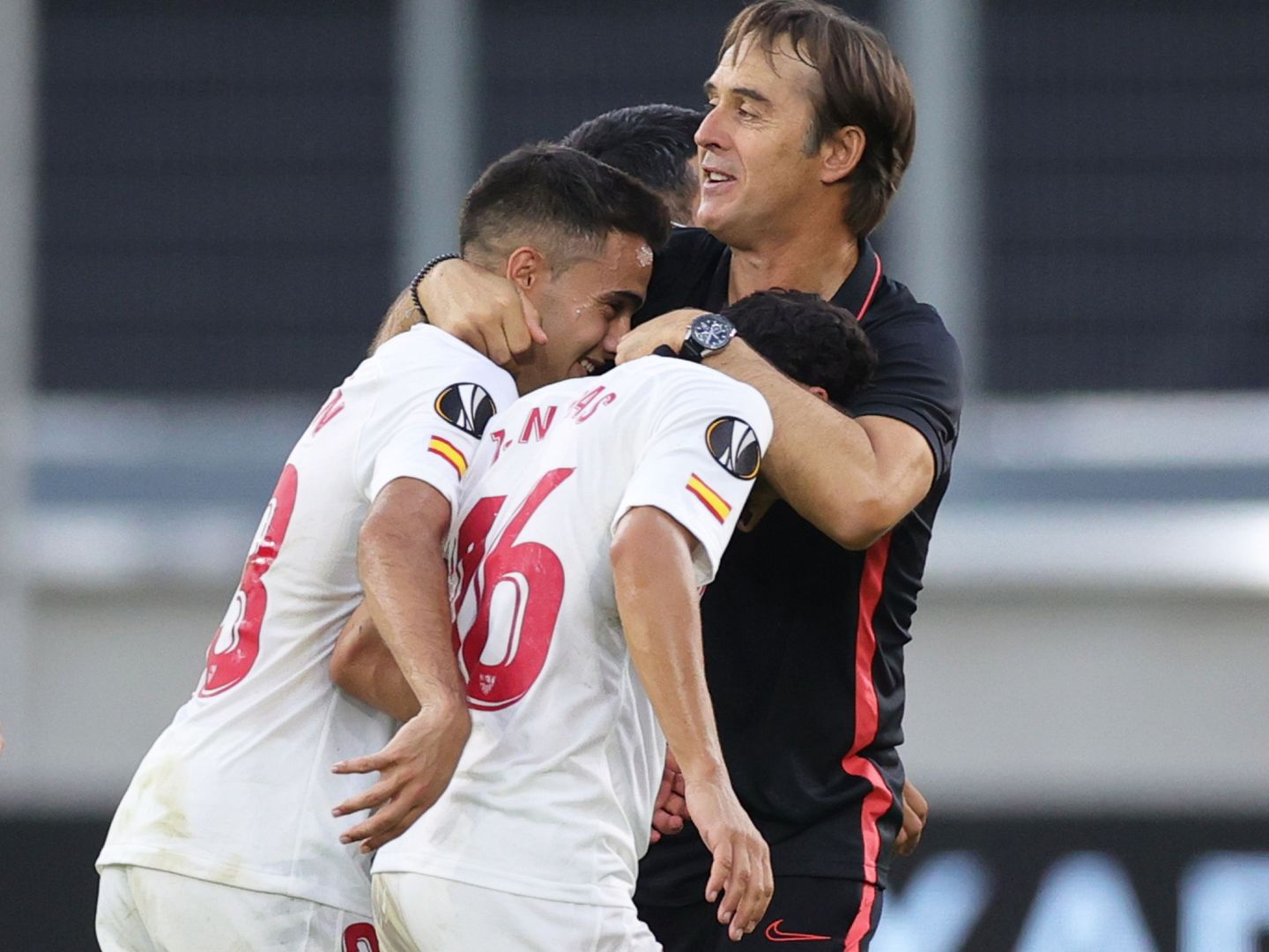 Jesús Navas y Sergio Reguilón celebran con Lopetegui el pase a cuartos de final de la Europa League. (Reuters)