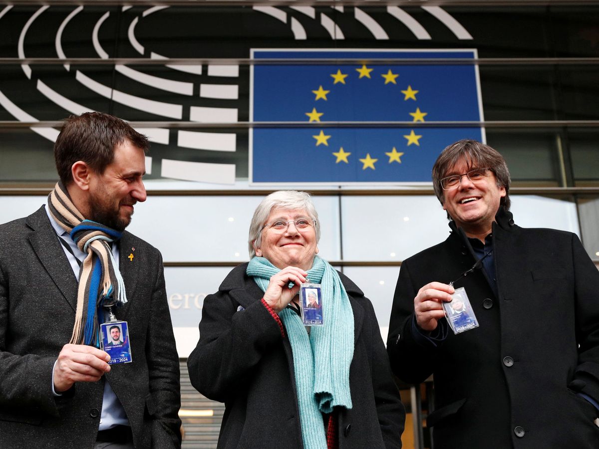 Foto: Puigdemont y Comín, junto a Ponsatí en el Parlamento Europeo. (Reuters)
