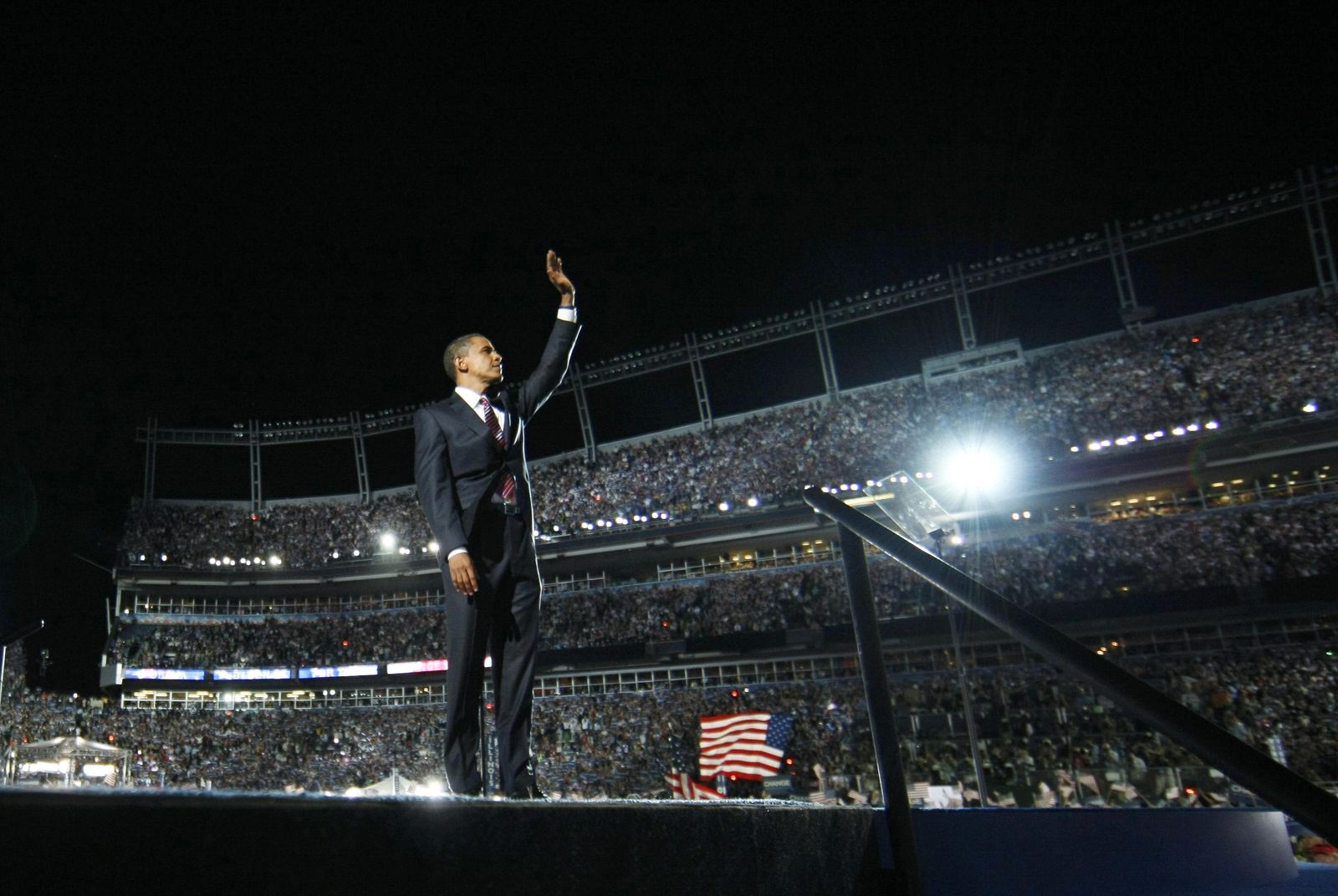 Foto: Barack Obama saluda al público en la Convención Nacional Demócrata celebrada en Denver en agosto de 2008. (Reuters)