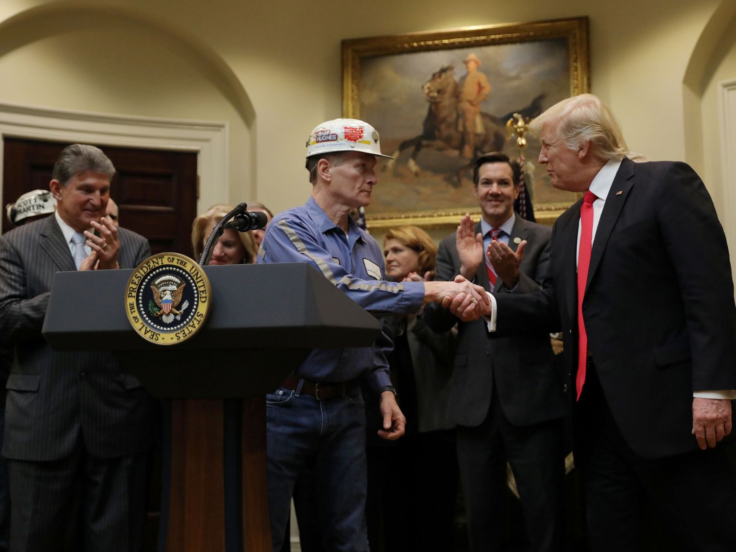 Un minero del carbón le da la mano al presidente Trump en la Casa Blanca. (Reuters)