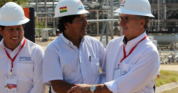 Foto: Foto de archivo del presidente de Bolivia, Evo Morales, junto con el presidente de Repsol, Antonio Brufau. (EFE)
